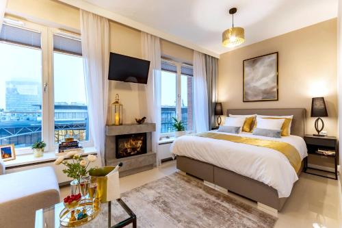 格但斯克Apartament Champagne Gdańsk的卧室配有一张床、壁炉和窗户。