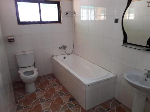 罗安达Afilux Residencial的带浴缸、卫生间和盥洗盆的浴室