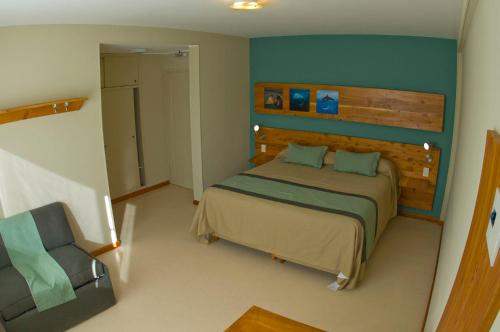 皮拉米德斯港德尔诺美德霍斯特利亚生态宾馆的一间卧室配有一张床和一把椅子