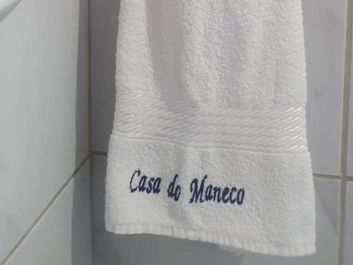费尔南多 - 迪诺罗尼亚Casa do Maneco的上字类的毛巾上写着毛毛