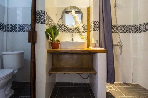暹粒ANGKOR DINO HOME的一间带水槽和镜子的浴室
