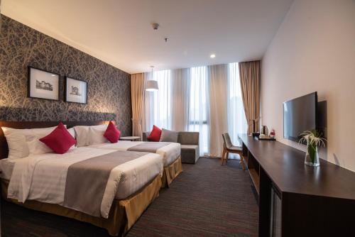 努沙再也罗曼达麦丽丁酒店的酒店客房设有两张床和电视。