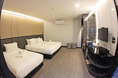 Orasa hotel客房内的一张或多张床位