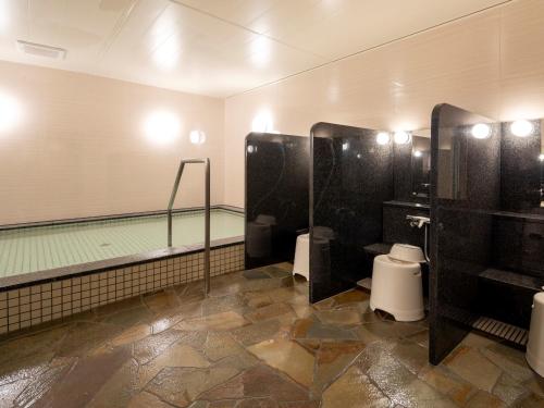 Green Rich Hotel Kurashiki Ekimae (Artificial hot spring Futamata Yunohana)的一间浴室