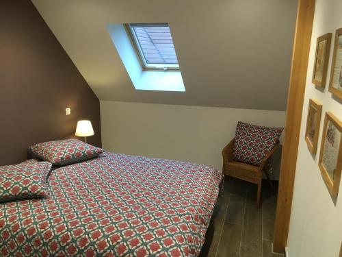 SigolsheimLes 3 Alsaciennes的一间小卧室,配有一张床和一个天窗