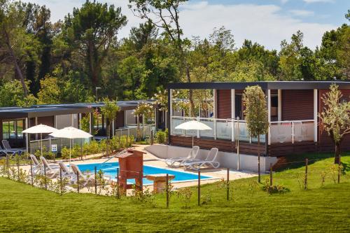 Premium Camping Homes Santa Marina, Lanterna内部或周边的泳池