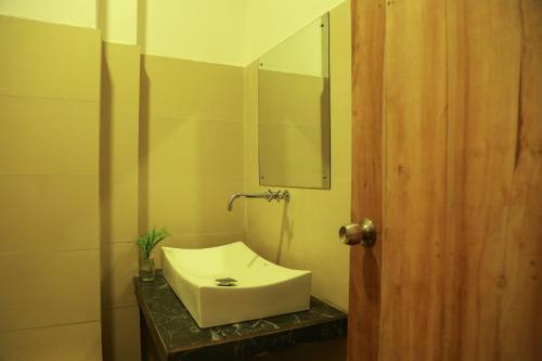 蒂瑟默哈拉默Hotel Sapid Luck Yala Safari的浴室设有白色水槽和镜子