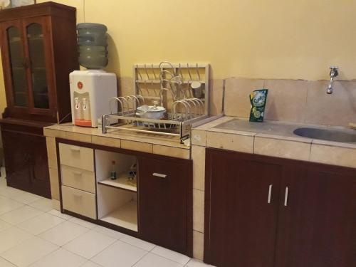 日惹Ma Maison Guest House的厨房配有水槽和台面