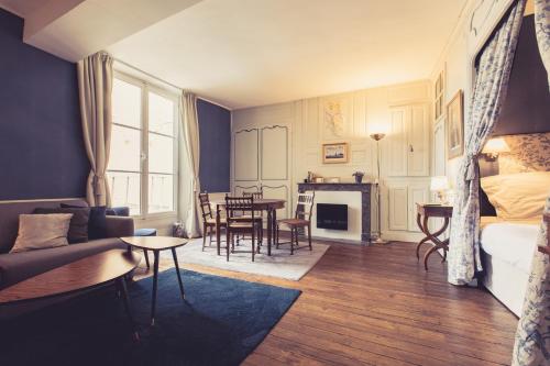 普瓦捷La Maison de la Liberté Jean-François de La Pérouse的客厅配有沙发和桌子