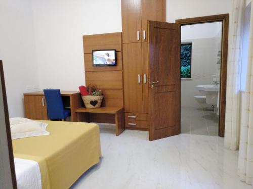 普拉亚·阿马勒Villaggio Turistico La Mantinera - Hotel的一间酒店客房 - 带一张床和一间浴室
