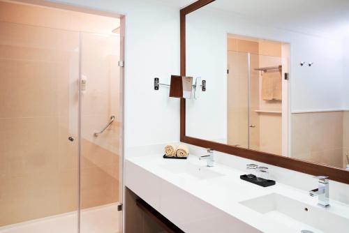 奥霍斯德古阿TUI BLUE Falesia - Adults Only的一间带水槽和镜子的浴室