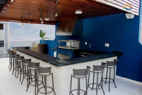 恩卡纳西翁日落酒店的蓝色的厨房,带吧台和凳子