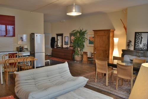 贝桑松La Bisontine的一间带白色沙发的客厅和一间厨房