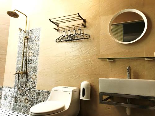 中坜高铁背包客的一间带卫生间、水槽和镜子的浴室