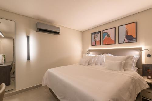 圣保罗皇家花园精品酒店的卧室配有带白色枕头的大床