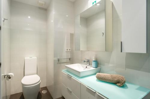 加的斯PACIFICO Family Home by Cadiz4Rentals的白色的浴室设有水槽和卫生间。