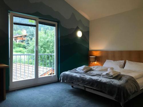 圣安东阿尔贝格Ibex Lodge的一间卧室设有一张床和一个大窗户
