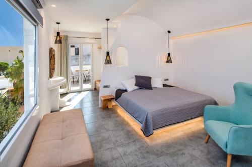 费拉吉安娜旅馆的一间卧室配有一张床和一张蓝色椅子