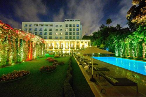 卡萨布兰卡卡萨布兰卡酒店的一座带游泳池的酒店和一座带圣诞灯的建筑