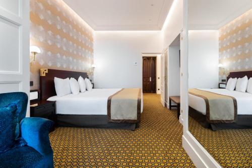 德拉托亚岛拉托哈欧洲之星酒店的酒店客房,配有两张床和椅子