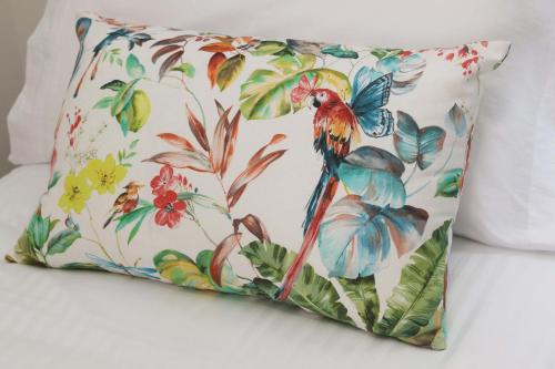 巴塞卢什Casinhas de Medros的花卉背景的枕头,有鸟儿