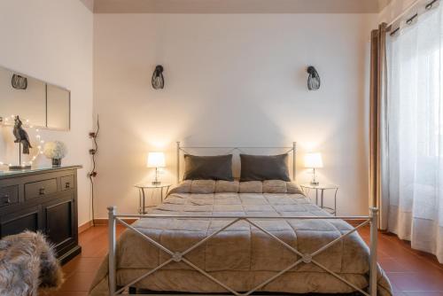佛罗伦萨Dante Experience Apartment的一间卧室配有一张大床和两盏灯