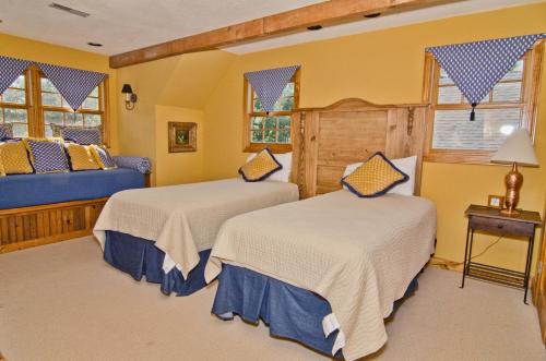 卡姆登顿奥德金德胡克山林小屋的一间带两张床和一张沙发的卧室