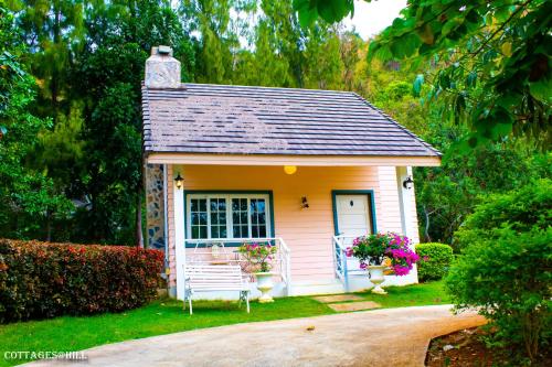 慕斯小屋 @ 山区度假村的院子内有长凳的小房子