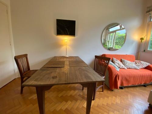 里约热内卢Vista pro verde的一间带桌子和沙发的用餐室