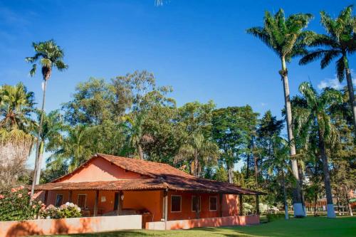 戈亚斯州上帕莱索A Sua Casa de Campo na Chapada的一座棕榈树的小房子