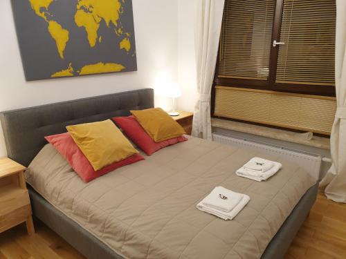 华沙Warsaw Apartment Sarmacka的房间里的一张床位,上面有两条毛巾
