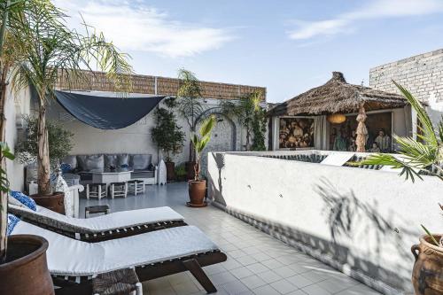马拉喀什阿瓜维瓦庭院旅馆的天井配有桌椅和沙发。