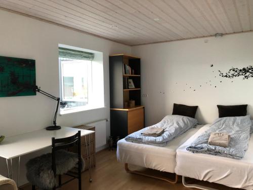 托尔斯港Light & spacious home的一间卧室配有两张床和一张带台灯的桌子