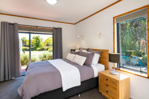 克莱夫Lawn Cottages的一间卧室设有一张床和一个大窗户