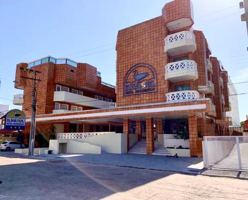 弗洛里亚诺波利斯Ilhasul Hotel Residencia的一座大型砖砌建筑,上面设有阳台