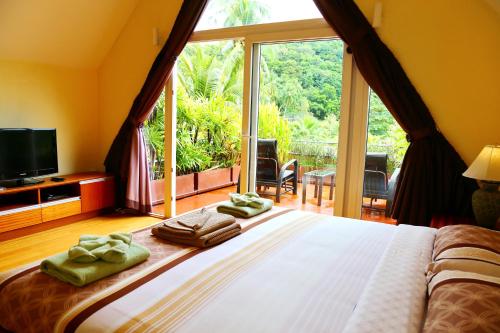 象岛Blue Chill private Pool Villa - Koh Chang的一间卧室配有一张大床和毛巾