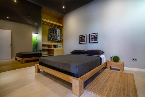 拉扬海滩度Villa Kyoto的卧室配有一张床