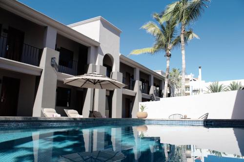 圣何塞德尔卡沃SIX TWO FOUR Urban Beach Hotel的一座别墅,设有游泳池和棕榈树