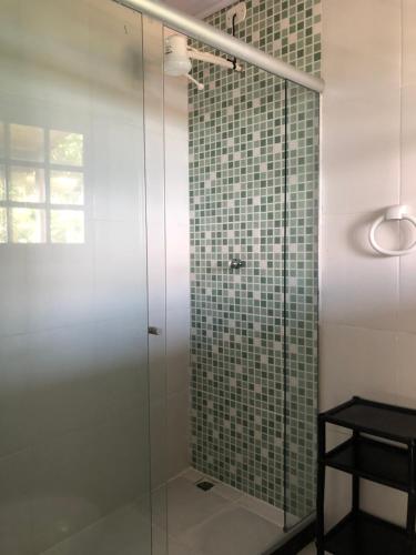 阿布拉奥Bergamota的浴室设有玻璃淋浴间和桌子