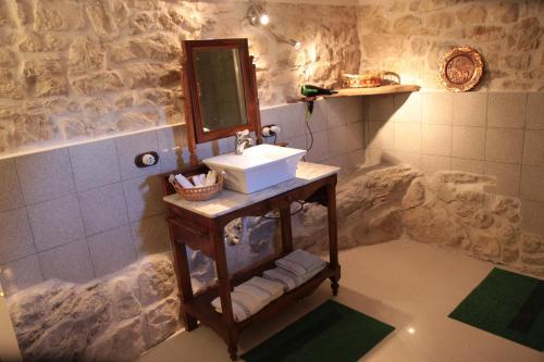 卡拉马尼科泰尔梅Poesia d'Abruzzo CR 06804dueAFFzerozerozerodue的一间带水槽和镜子的浴室