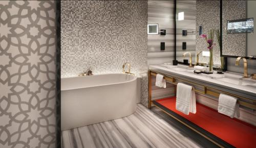 科威特科威特布尔阿沙哑四季酒店 的带浴缸和盥洗盆的浴室