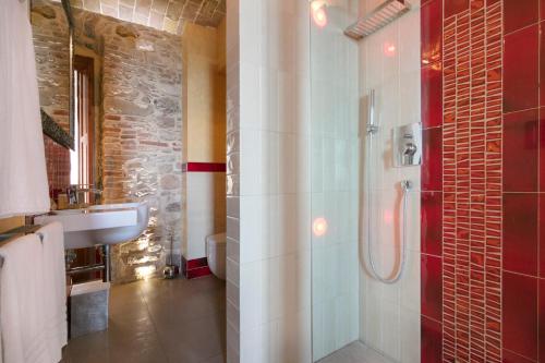 泰尔莫利洛坎达埃尔费瑞酒店的带淋浴和盥洗盆的浴室