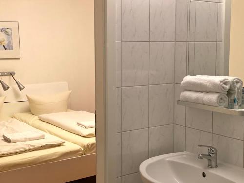 柏林Hotel Arena Rooms - Berlin Mitte的浴室配有盥洗盆、淋浴和毛巾