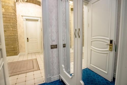 巴库La Casa Sahil的带淋浴的浴室和白色门
