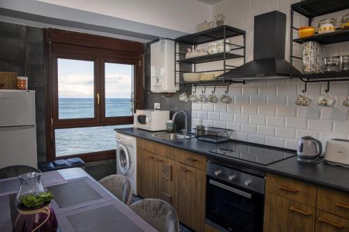 雷凯蒂奥Sea Coast Lekeitio by HomeBilbao的一个带桌子并享有海景的厨房