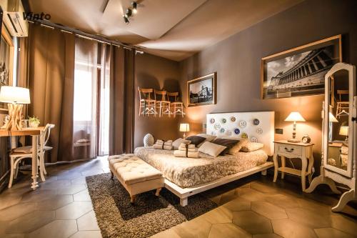 萨莱诺Vinto House Salerno Downtown的卧室配有一张床和一张桌子及椅子