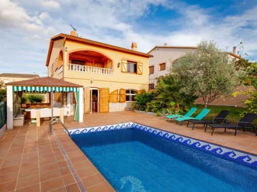 埃勒凡达尔Belvilla by OYO Casa Las Palmeras的一座带游泳池和房子的别墅