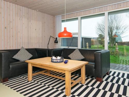 埃贝尔托夫特8 person holiday home in Ebeltoft的客厅配有沙发和桌子