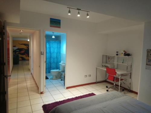 危地马拉Naths Apartment的一间卧室配有一张床、一张桌子和一把椅子
