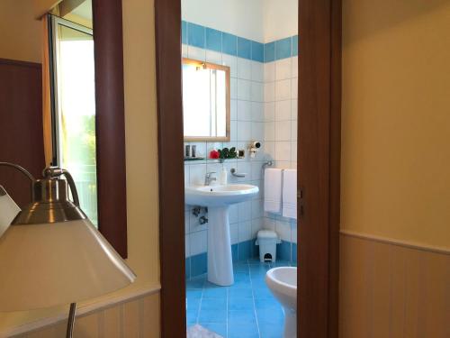庞贝朱莉娅别墅酒店的一间带水槽和卫生间的浴室